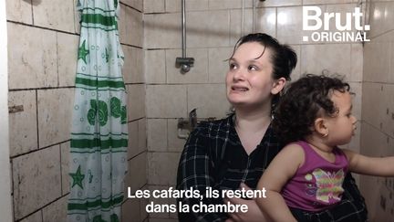 À Saint-Denis, en région parisienne, les "marchands de sommeil" se frottent les mains. Ici, des locataires vivent dans des habitats vétustes et à risque en attendant d'être relogés.