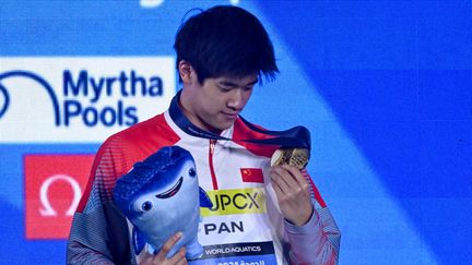 Pan Zhanle est devenu champion du monde du 100m nage libre à Doha, le 15 février 2024. (SEBASTIEN BOZON / AFP)