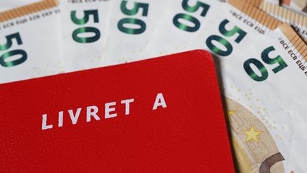 Un livret A sur des billets. (S?BASTIEN MUYLAERT / MAXPPP)