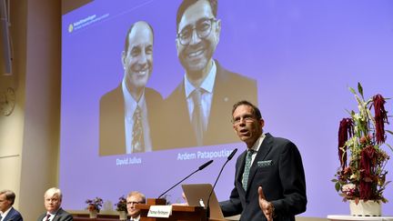 Thomas Perlmann, secrétaire de l'Assemblée Nobel, annonce les lauréats du prix Nobel de physiologie ou médecine 2021, lors d'une conférence de presse à l'Institut Karolinska de Stockholm, en Suède, le 4 octobre 2021. (JESSICA GOW / POOL / TT NEWS AGENCY POOL)