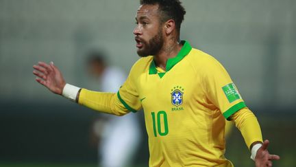 Neymar avec le maillot brésilien lors d'un match contre le Pérou en octobre 2020. (DANIEL APUY / AFP)