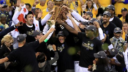 Les joueurs de Golden State soulèvent le trophée Larry O'Brien  (RONALD MARTINEZ / GETTY IMAGES NORTH AMERICA)