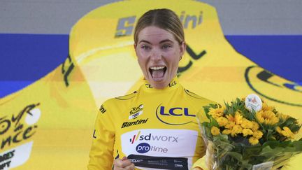 Demi Vollering sur le podium de la troisième étape du Tour de France femmes, le 13 août 2024 à Rotterdam (Pays-Bas). (SIPA)