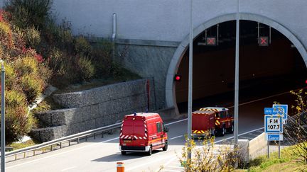 Des pompiers en intervention dans un tunnel sur l'autoroute A41 nord, au niveau de Présilly (Haute-Savoie), le 3 novembre 2017. (MAXPPP)