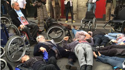 &nbsp; (Die-in d'une vingtaine de personnes handicapées pour dénoncer le manque d'accessibilité de la France © Association des Paralysés de France)