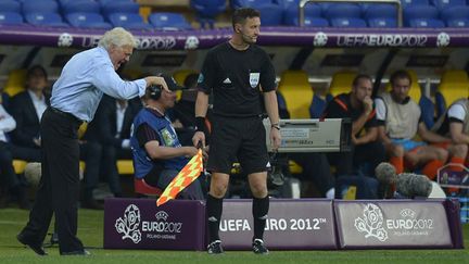 L'entraîneur du Danemark Morten Olsen donne ses consignes à ses joueurs