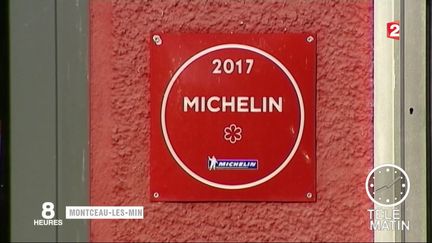 Une étoile du guide Michelin sur la façade d'un restaurant (France 2)