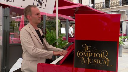 Le pianiste français David Bismuth en récital dans les rues de Toulon. (CAPTURE D'ÉCRAN FRANCE 3 / N. CARME)