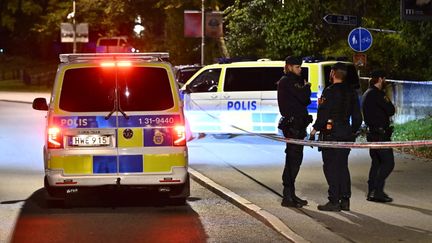 Des policiers devant l'ambassade d'Israël en Suède, à Stockholm, le 1er octobre 2024. (ANDERS WIKLUND / TT NEWS AGENCY / AFP)