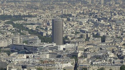 Une vue aérienne de Paris, lors d'un épisode de pollution à l'ozone, le 10 octobre 2013. (YVES TALENSAC / PHOTONONSTOP / AFP)