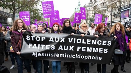 Des femmes dénoncent les violences sexistes et sexuelles dans le cadre d'une manifestation lancée par le mouvement "NousToutes", le 24 novembre 2018, à Paris.&nbsp; (MAXPPP)