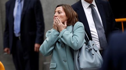 La présidente indépendantiste du parlement catalan, Carme Forcadell, envoie un baiser à ses partisans, en quittant la Cour suprême espagnole, le 2 novembre 2017, à Madrid (Espagne). (BURAK AKBULUT / ANADOLU AGENCY / AFP)