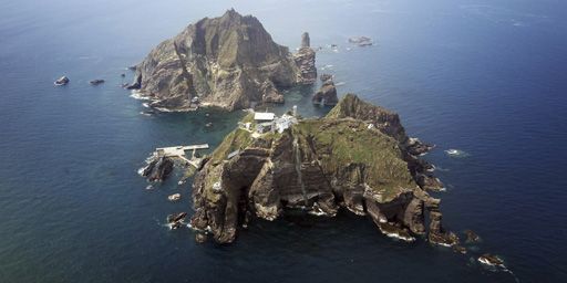 Les îlots Dokdo (en coréen)-Takeshima (en japonais), en mer du Japon (en japonais)-mer de l'Est (en coréen). Séoul maintient sur place un petit détachement de garde-côtes sur ces îlots appelés aussi rochers Liancourt en français. La photo a été prise par un hélicoptère sud-coréen. (Reuters)