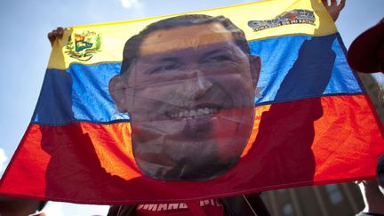 Un partisan d'Hugo Chavez d&eacute;file en soutien au&nbsp;pr&eacute;sident v&eacute;n&eacute;zu&eacute;lien soign&eacute; actuellement pour un cancer, Caracas (Venezuela), le 10 janvier 2013. (ARIANA CUBILLOS / AP / SIPA)