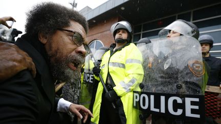 Manifestation contre les violences polici&egrave;res &agrave; Ferguson (Etats-Unis), devant le commissariat de police, le 13 octobre 2014. (JIM YOUNG / REUTERS)