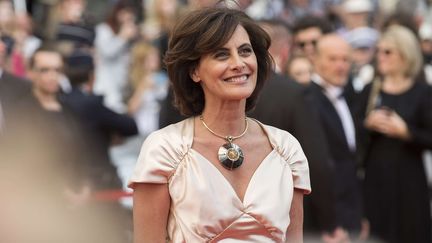 In&egrave;s de la Fressange pose sur le tapis rouge avant la projection d'un film &agrave; Cannes (Alpes-Maritimes), le 15 mai 2015. (ARTHUR MOLA / AP / SIPA)