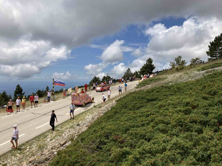 Les 2CV lors du passage sur le Mont Ventoux, le 7 juillet 2021. (AH)