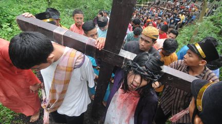 Des Catholiques participent &agrave; une reconstitution de la crucifixion du Christ &agrave; Wonogiri, sur l'&icirc;le de Java en Indon&eacute;sie, le 3 avril 2015. (AGOES RUDIANTO / NURPHOTO / AFP)