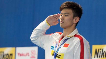 &nbsp; (Ning Zetao sur le podium après sa victoire au 100m nage libre aux Mondiaux de natation de Kazan © Maxppp)