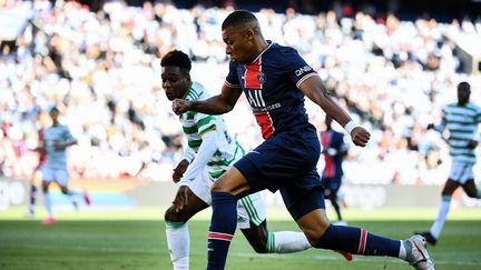 Kylian Mbappé, joueur du PSG, sur la pelouse du Parc des princes face au Glasgow Celtic, le 21 juillet 2020. (FRANCK FIFE / AFP)