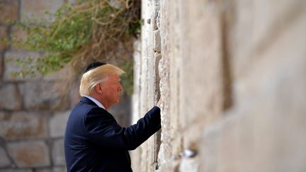 Le président américain Donald Trump se recueille devant le mur des Lamentations, à Jérusalem, le 22 mai 2017. (MANDEL NGAN / AFP)