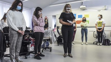 Des élèves et leur professeure dans un collège de Carquefou respectent la minute de silence lors de la journée d'hommage à Samuel Paty, le 2 novembre 2020.&nbsp; (SEBASTIEN SALOM-GOMIS / AFP)