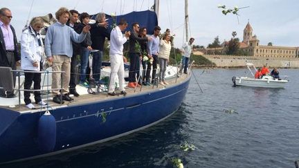 Au large de l'&icirc;le Saint-Honorat, dans la baie de Cannes, un hommage a &eacute;t&eacute; rendu par les proches de la navigatrice avec des roses blanches jet&eacute;es &agrave; la mer . (FRANCE 3 CÔTE D’AZUR )