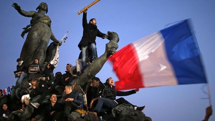 Un homme&nbsp;brandit un crayon géant lors de la Marche républicaine&nbsp;organisée à Paris le 11 janvier 2015. Plus d'1,5 million de personnes ont défilé dans les rues de la capitale ce jour-là, en réaction aux attentats contre la rédaction du journal "Charlie Hebdo" et la prise d'otages dans un supermarché casher&nbsp;survenus quelques jours plus tôt. (STEPHANE MAHE / REUTERS)