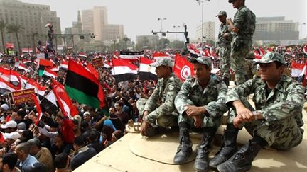 Des milliers d'Egyptiens manifestent au Caire pour un gouvernement de technocrates, le 25/02/11 (AFP/Khaled Desouki)