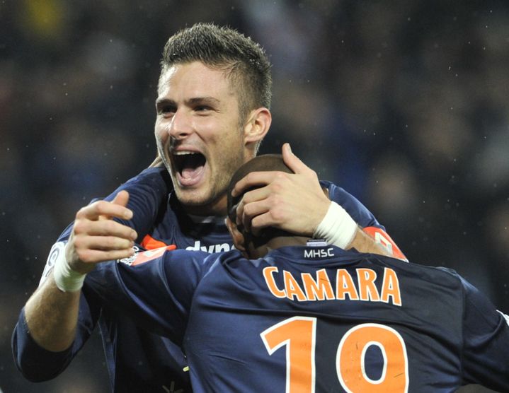 La joie du joueur montpelli&eacute;rain Olivier Giroud, qui congratule Souleymane Camara, apr&egrave;s l'ouverture du score de son &eacute;quipe contre Marseille (1-0) &agrave; Montpellier, pour le compte de la 14e journ&eacute;e de L1. (Boris Horvat / AFP)