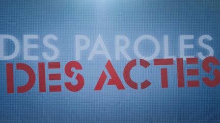 Le logo de l'&eacute;mission "Des paroles et des actes". (BERTRAND LANGLOIS / AFP)