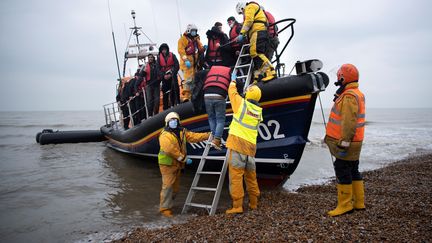 Des migrants sont secourus par des agents anglais sur une plage de Dungeness (Angleterre), le 24 novembre 2021. (BEN STANSALL / AFP)