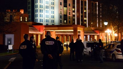 Des policiers devant l'entrée de l'hôtel New York de Disneyland Paris, à Marne-la-Vallée (Seine-et-Marne), où un homme armé a été arrêté, le 28 janvier 2016. (BERTRAND GUAY / AFP)