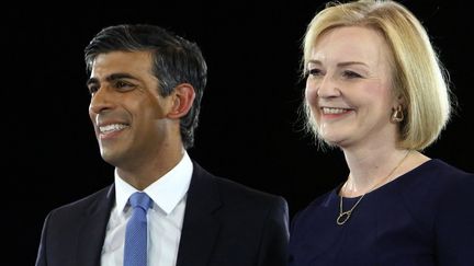 Rishi Sunak, l'ancien chancelier britannique de l'Échiquier et la ministre britannique des Affaires étrangères Liz Truss, se tiennent ensemble sur scène lors du dernier événement du parti conservateur Hustings à Wembley Arena, à Londres, le 31 août 2022. (SUSANNAH IRELAND / AFP)