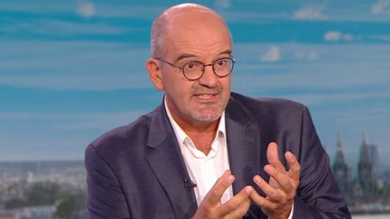 Fléau pour le bétail des éleveurs français, la fièvre catarrhale est-elle dangereuse pour l'homme ? Le médecin et journaliste Damien Mascret fait le point dans le "20 Heures" du mercredi 11 septembre. (France 2)