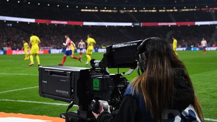 Une caméraman durant un match du championnat de football espagnol, à Madrid, le 23 février 2020. (GABRIEL BOUYS / AFP)