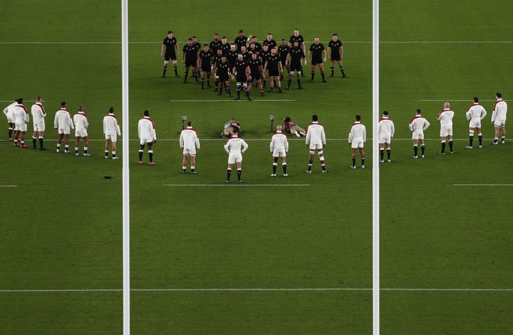 Le XV de la Rose fait face au haka des All Blacks, le 26 octobre 2019, lors de la demi-finale de la Coupe du monde de rugby, à Yokohama (Japon). (BEHROUZ MEHRI / AFP)