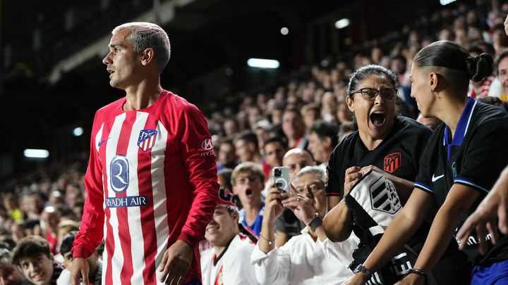 Deux fans de l'Atlético de Madrid extatiques alors qu'Antoine Griezmann s'approche des tribunes du stade de Vallecas lors d'un déplacement chez le Rayo Vallecano. (JOSE BRETON / AFP)