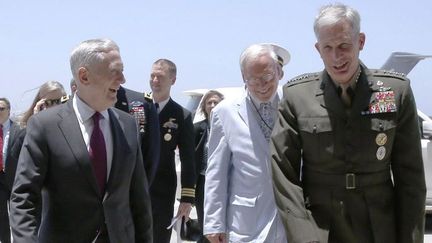 Le Secrétaire américain à la Défense, James Mattis (G), est accueilli par le général Thomas Waldhauser (D), des Marines américains, à son arrivée au camp Lemonnier à Ambouli, Djibouti, le 23 avril 2017.  (JONATHAN ERNST/POOL/AFP)