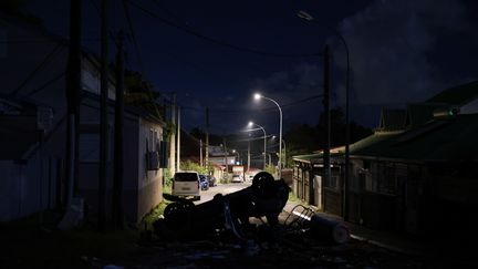 Un barrage dans le quartier de Mare Gaillard au Gosier (Guadeloupe), dans la nuit du 20 novembre 2021. (PHILIPPE DE POULPIQUET / MAXPPP)