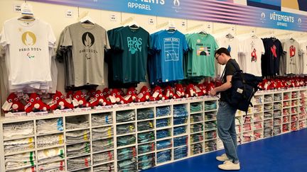 Des t-shirts officiels des Jeux de Paris, le 27 juin 2024. Image d'illustration. (BERTRAND GUAY / AFP)