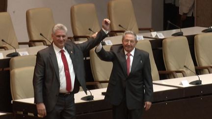 Miguel Díaz-Canel (g.) et Raul Castro (d.) après l'élection du nouveau président cubain, le 19 avril 2018, à La Havane. (EFE / POOL / EFE POOL)