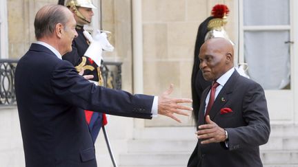 Jacques Chirac accueillant son homogue sénégalais, le président Abdoulaye Wade en 2006 à l'Élysée. (JACQUES DEMARTHON / AFP)