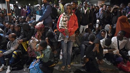 Des migrants attendent d'être évacués d'un campement à Stalingrad, à Paris, le 16 septembre 2016. (CHRISTOPHE ARCHAMBAULT / AFP)