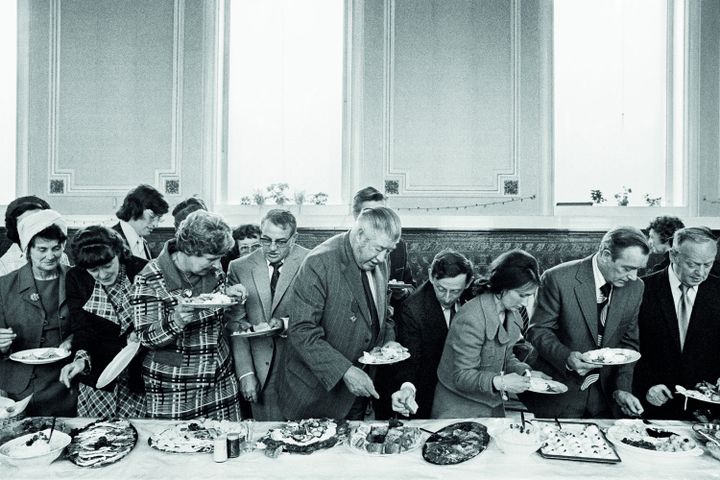 Martin Parr, "Banquet d'investiture du maire de Todmorden, district de Calderdale, Angleterre", série The Non-Conformists, 1975-1980. Avec l'aimable autorisation de Martin Parr/Magnum Photos - Kamel Mennour
 (Rencontres Arles)