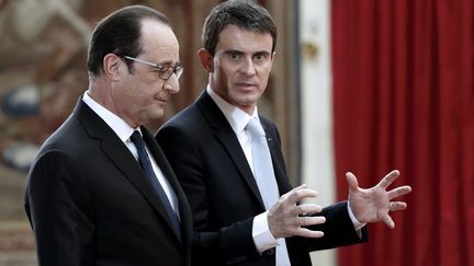 Fran&ccedil;ois Hollande et Manuel Valls discutent juste apr&egrave;s la conf&eacute;rence de presse du chef de l'Etat, le 5 f&eacute;vrier 2015 &agrave; l'Elys&eacute;e. (PHILIPPE WOJAZER / AFP)