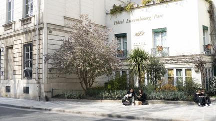 Des gens se rencontrent en extérieur à Paris, le 20 mars 2021. (LAURE BOYER / HANS LUCAS / AFP)