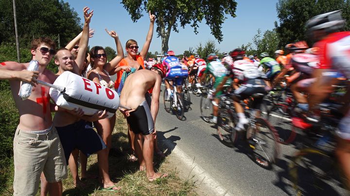 Des spectateurs se moquent des coureurs du Tour de France en injectant une fausse seringue d'EPO &agrave; l'un des leurs, le 26 juillet 2007, entre Pau et Castelsarrazin. (JOEL SAGET / AFP)