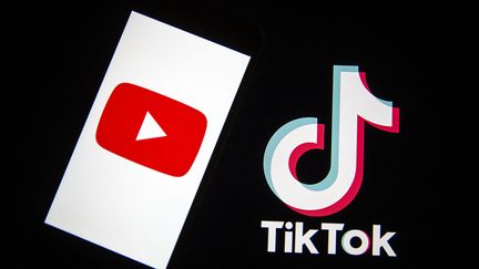 Photo d'illustration. Bruxelles a ouvert jeudi une enquête sur les mesures mises en œuvre par le réseau social TikTok et le site de partage de vidéos YouTube pour protéger les mineurs. (ALI BALIKCI / ANADOLU AGENCY / AFP)