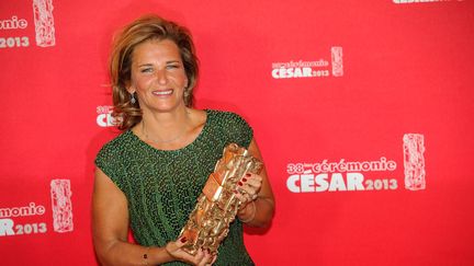 Iris Knobloch à la cérémonie des César de 2013. Présidente de Warner France, elle pose avec le César reçu par Fargo dans la catégorie meilleur film étranger (CHRISTOPHE PETIT TESSON / MAXPPP)